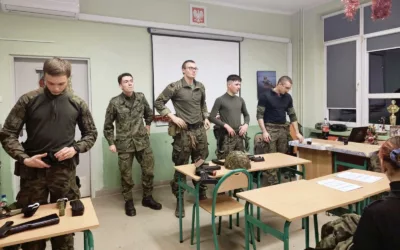 W murach Pomologi ćwiczy z mlodzieżą 4 Regiment