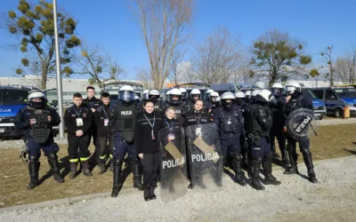 Uczniowie uczestniczą w szkoleniu z policjantami